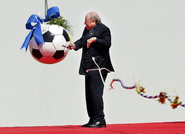 O presidente da FIFA inaugura a construção da futura Casa da FIFA em 14 de maio de 2004 em Zurique. A bola de futebol de metal é pesada e bate em um muro. - Sputnik Brasil