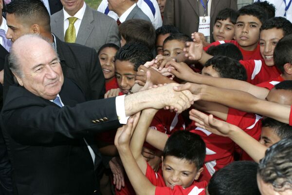 Joseph Blatter saúda crianças amantes do futebol na Jordânia em 2008. - Sputnik Brasil