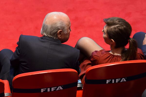 Joseph Blatter e sua namorada Linda Barras durante o 65 Congresso da FIFA em 28 de maio de 2015. Naquele Congresso, Blatter foi reeleito como presidente da FIFA pela quinta vez consecutiva, não obstante acusações de corrupção e apelos a desistir. Contudo, logo depois da eleição, ele convocou novas eleições, declarando estar pronto para demitir-se. - Sputnik Brasil