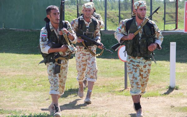 Militares iranianos saem da linha de fogo durante o concurso Desantny Vzvod (Pilotão de Desembarque), em Pskov - Sputnik Brasil