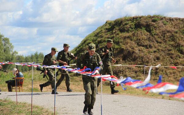 Militares russos se aproximam da linha de fogo durante o concurso Desantny Vzvod (Pilotão de Desembarque), em Pskov - Sputnik Brasil