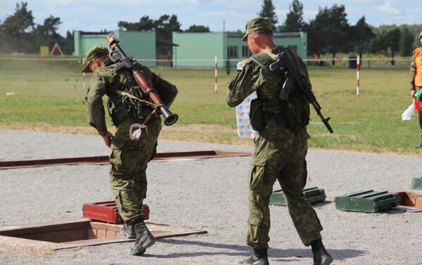 Militares russos passam por corrida de obstáculos durante o concurso Desantny Vzvod (Pilotão de Desembarque), em Pskov - Sputnik Brasil