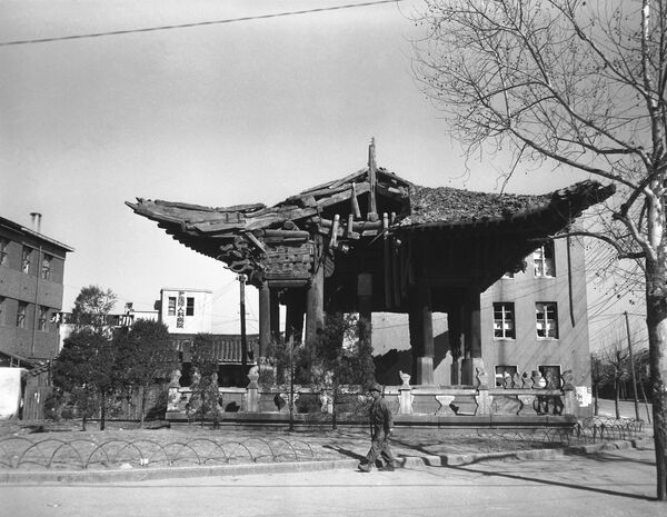 Soldado anda nas proximidades de um templo destruído no centro de Seul, na Coreia do Sul, em março de 1951 - Sputnik Brasil