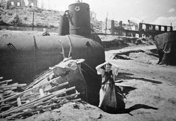 Mulher entre ruínas da então cidade russa de Stalingrado (atualmente chamada de Volgogrado) - Sputnik Brasil