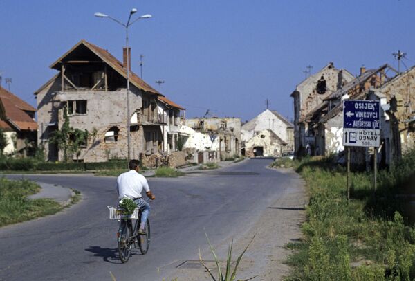 Rua parcialmente destruída da cidade de Vukovar, que hoje se localiza na atual Croácia - Sputnik Brasil