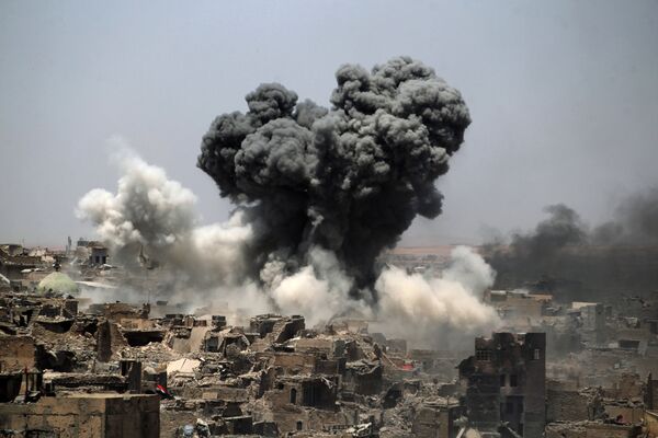 Fumaça levanta-se sobre a cidade iraquiana de Mossul, após ataques aéreos da coalizão liderada pelos EUA - Sputnik Brasil