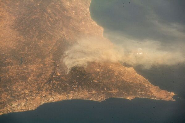 A imagem, tirada da Estação Espacial Internacional, mostra a costa de Portugal em chamas - Sputnik Brasil
