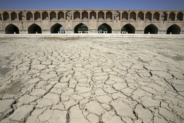 Antes do início da seca extrema, aqui corria o rio Zayandeh Roud, o mais torrencial do Irã Central - Sputnik Brasil