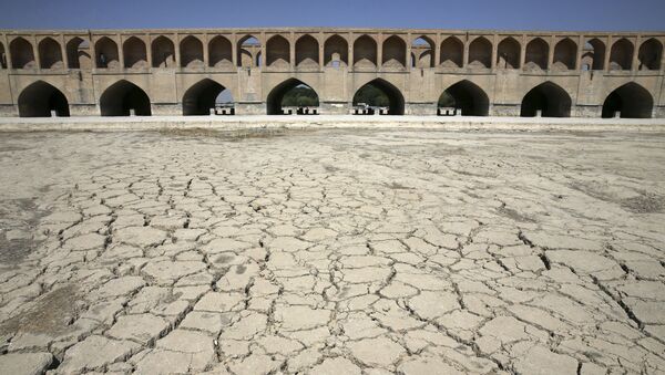 Antes do início da seca extrema, aqui corria o rio Zayandeh Roud, o mais torrencial do Irã Central - Sputnik Brasil