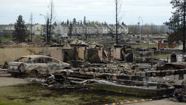 Carro queimado e restos de casa, Alberta, Canadá, 9 de maio de 2016 (imagem referencial) - Sputnik Brasil