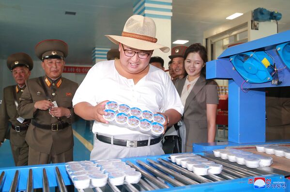 O líder norte-coreano, Kim Jong-un, inspeciona produtos durante visita a uma fábrica de peixes em conserva. - Sputnik Brasil