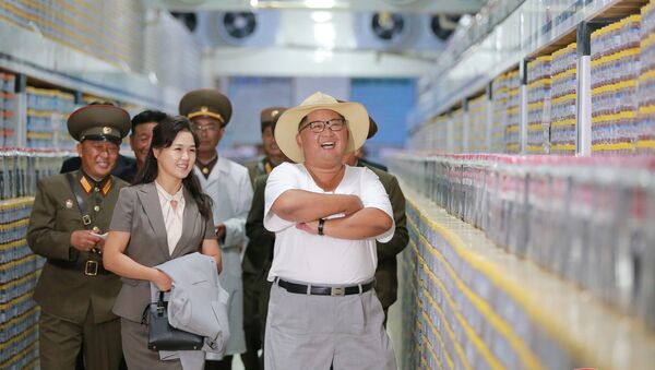 O líder norte-coreano, Kim Jong-un, visita uma fábrica de peixes em conserva na Coreia do Norte. - Sputnik Brasil