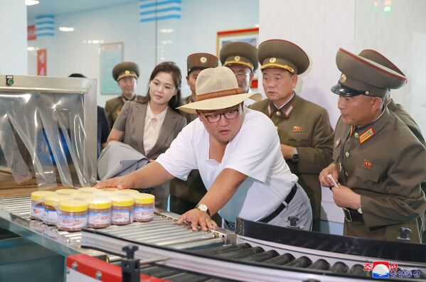 O líder norte-coreano, Kim Jong-un, inpeciona produtos na esteira de uma fábrica de peixes em conserva na Coreia do Norte. - Sputnik Brasil