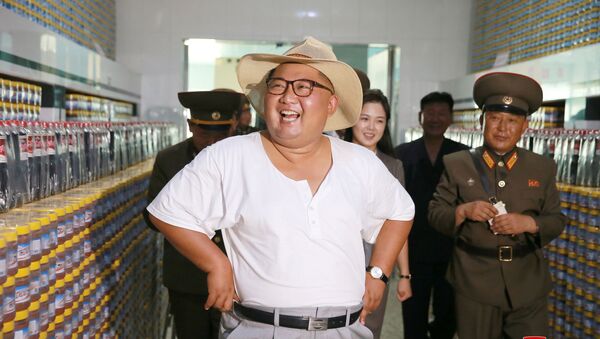 O líder norte-coreano, Kim Jong-un, visita uma fábrica de peixes em conserva na Coreia do Norte. - Sputnik Brasil