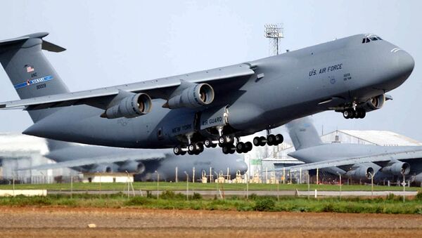 US Air Force C-5 Galaxy takes off from the air base of Moron de la Frontera in Sevilla 06 March 2003. - Sputnik Brasil