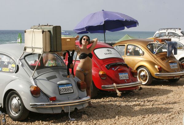 Evento de um clube de automóveis antigos em uma praia de Naqoura, no Líbano - Sputnik Brasil