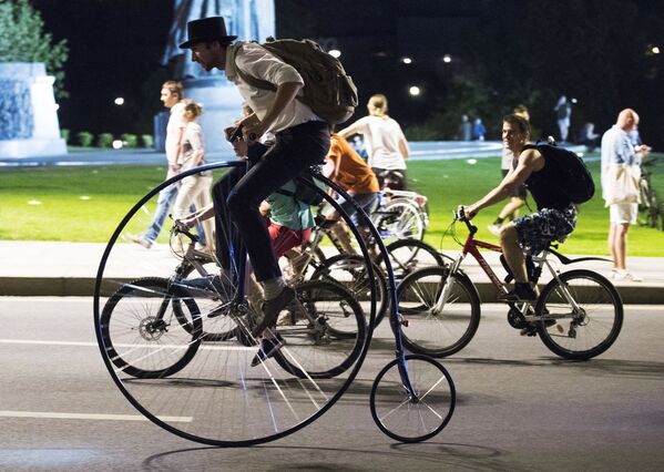 Participantes de corrida de bicicletas noturna em Moscou - Sputnik Brasil