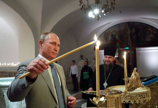 Presidente da Rússia, Vladimir Putin, visita a Catedral de Vladimir, na Crimeia - Sputnik Brasil