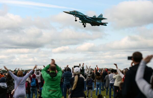 Avião Su-35 participa de um show aéreo na região de Novossibirsk - Sputnik Brasil