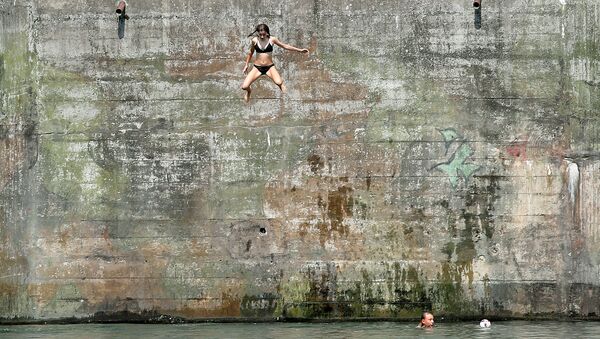 Menina pula para o rio Reno, na Suíça - Sputnik Brasil
