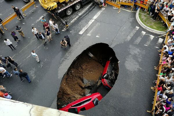 Automóveis caídos em um buraco na estrada, na cidade chinesa de Harbin - Sputnik Brasil