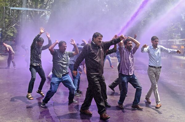 Professores de Caxemira são atingidos por água colorida disparada pela polícia indiana durante um protesto em Srinagar, na Índia - Sputnik Brasil