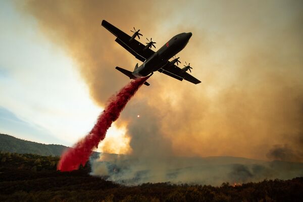 Aeronave dispersa agente químico durante incêndios na Califórnia, nos EUA - Sputnik Brasil