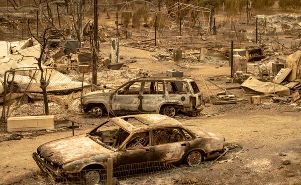 Carros queimados na sequência de um incêndio na Califórnia, nos EUA - Sputnik Brasil
