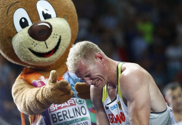 Atleta alemão Arthur Abele chora ao celebrar o ouro no Campeonato Europeu de Atletismo, em Berlim - Sputnik Brasil