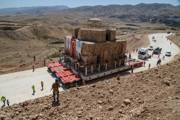 Monumento histórico turco Artuklu Hamam, com 1.600 toneladas de peso, é movido para novo local de instalação - Sputnik Brasil