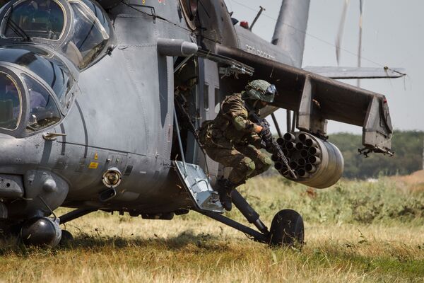 Voos de treinamento de um helicóptero Mi-35M na região de Krasnodar - Sputnik Brasil