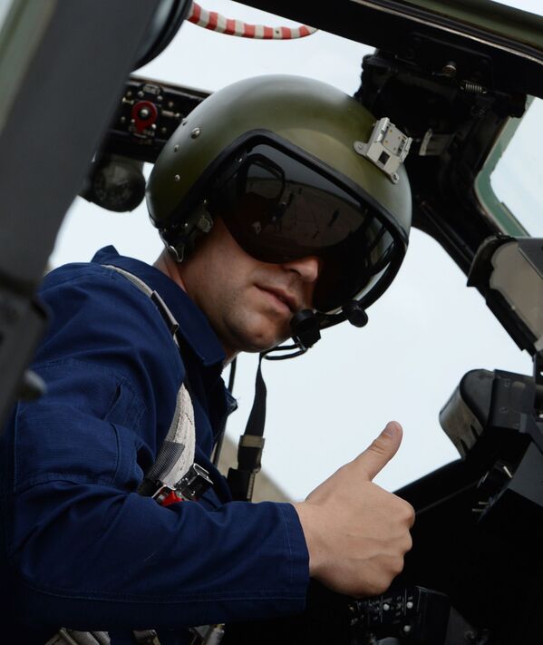 Comandante na cabine de helicóptero Mi-28 durante treinamentos de helicópteros no aeródromo de Chernigovka na região de Primorie - Sputnik Brasil