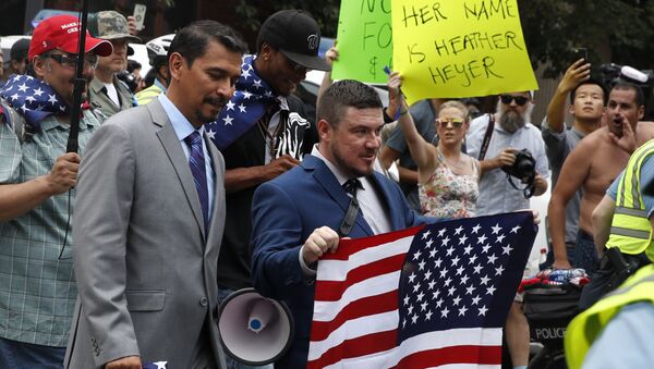 Jason Kessler, líder do Unite the Right durante protesto após um ano dos eventos de Charlottesville. - Sputnik Brasil