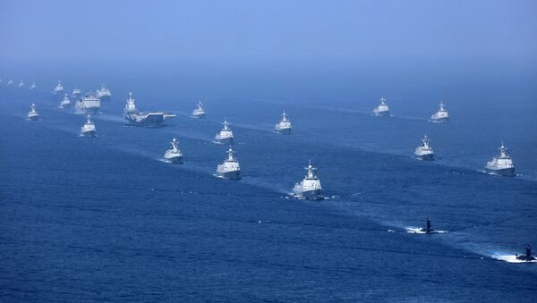 Porta-aviões chinês Liaoning realizando exercícios no mar do Sul da China acompanhado por fragatas e submarinos (foto de arquivo) - Sputnik Brasil