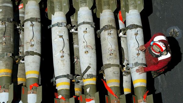 Manipulador de munição da Marinha dos EUA fica perto de bombas guiadas MK-82 no convés de voo do USS Kitty Hawk, nas águas do norte do Golfo, em 28 de março de 2003 - Sputnik Brasil