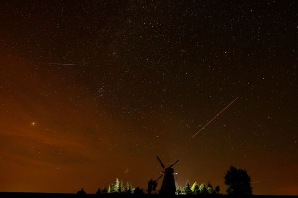 Céu estrelado visto da Bielorrússia durante a chuva de meteoros - Sputnik Brasil