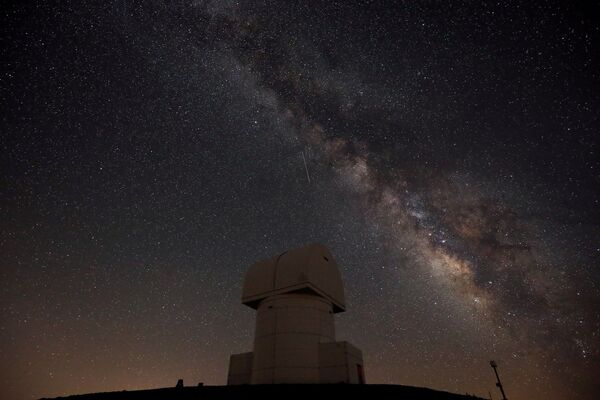 A Via Láctea vista no céu noturno sobre o Observatório de Helmos em Atenas, Grécia - Sputnik Brasil