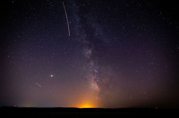 Estrelas brilhantes iluminam o céu de Krasnodar (Rússia) durante a fase ativa das Perseidas - Sputnik Brasil