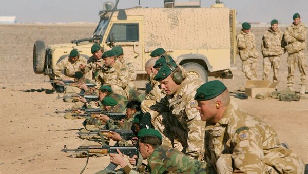Oficiais das Forças Armadas Britânicas Treinando missões Operacionais (OMLT em inglês) juntamente das Forças Armadas Afegãs ou ANA, soldados com armas de fogo, próximo ao compo Bastion, ao sul do Afeganistão, terça-feira, 16 de janeiro de 2007 - Sputnik Brasil