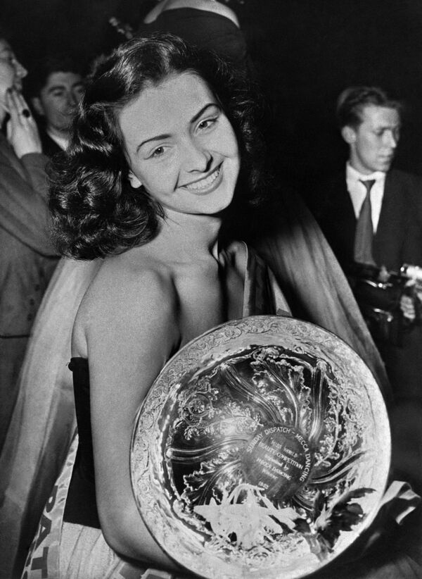 Denise Perrier, modelo francesa e Miss Mundo 1953, em Londres - Sputnik Brasil