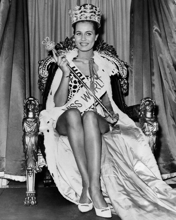 Miss Mundo 1962 e representante da Holanda, Catharina Lodders, em Londres - Sputnik Brasil