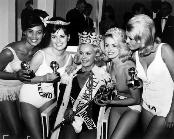 Modelo inglesa e Miss Mundo 1965, Lesley Langley (no centro), recebe coroa em Londres - Sputnik Brasil