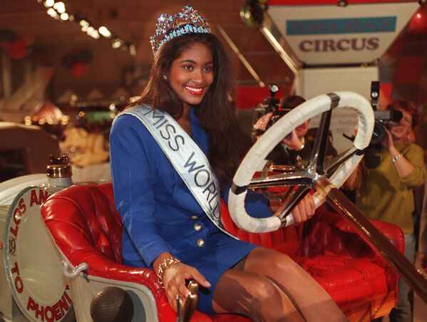 Modelo jamaicana e Miss Mundo 1993, Lisa Hanna, em uma exposição de automóveis na Alemanha - Sputnik Brasil