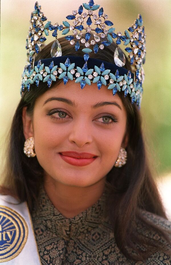Modelo indiana e Miss Mundo 1994, Aishwarya Rai, posa para fotos no dia da sua vitória, em Sun City, na África do Sul - Sputnik Brasil