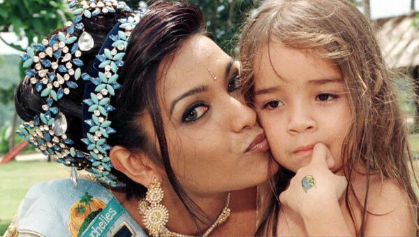 Miss Mundo 1997 e modelo indiana, Diana Hayden, beija uma criança um dia após sua vitória nas Seychelles - Sputnik Brasil