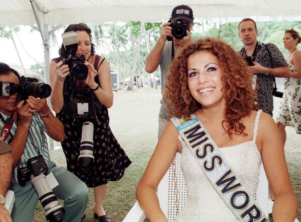 Modelo israelense Linor Abargil, Miss Mundo 1998, posa para fotógrafos no dia seguinte à sua vitória - Sputnik Brasil