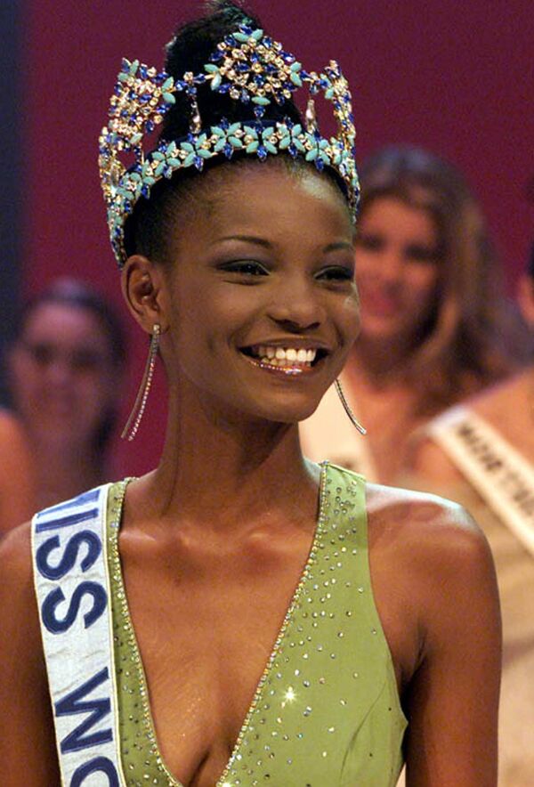 Modelo nigeriana Agbani Darego, Miss Mundo 2001, aparece no palco em Sun City, na África do Sul - Sputnik Brasil