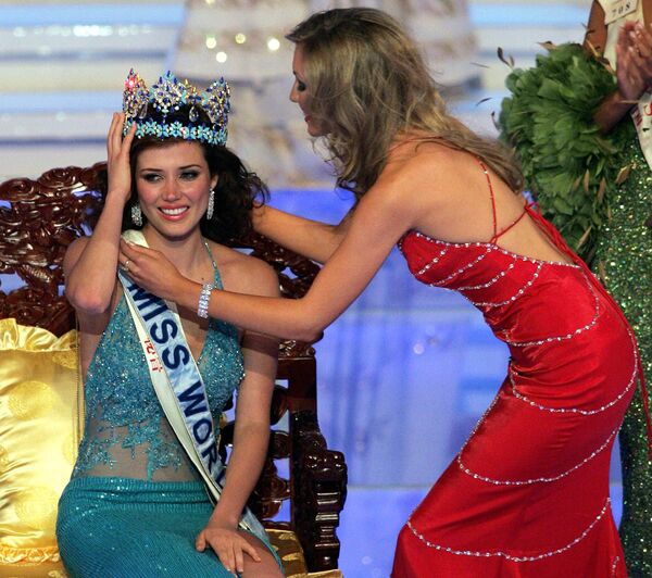 Miss Mundo 2004, modelo peruana Maria Julia Mantilla Garcia, recebe coroa da Miss Mundo 2003, Rosanna Davison, na China - Sputnik Brasil