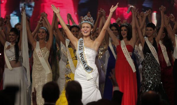 Representante estadunidense, Alexandria Mills, recebe coroa no concurso Miss Mundo 2010, em Sanya, na China - Sputnik Brasil