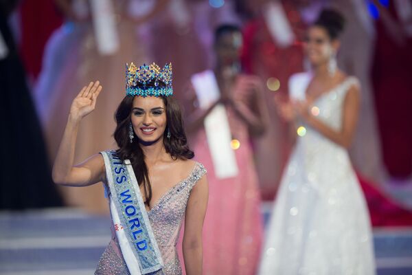 Representante indiana, Manushi Chhilar, recebe o título de Miss Mundo 2017 - Sputnik Brasil